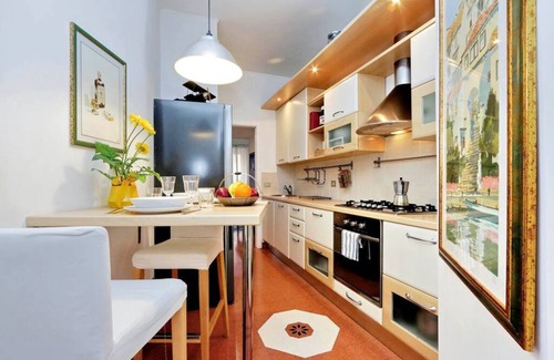 Monti Apartment | Bright and characteristic apartment for 6 near the Colosseum
