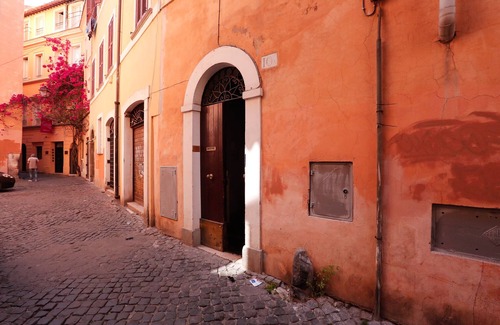 Rione VI Parione Apartment | Campo de Fiori mold