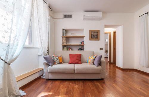 Rione II Trevi Apartment | Casa Zeffiro - FromHometoRome