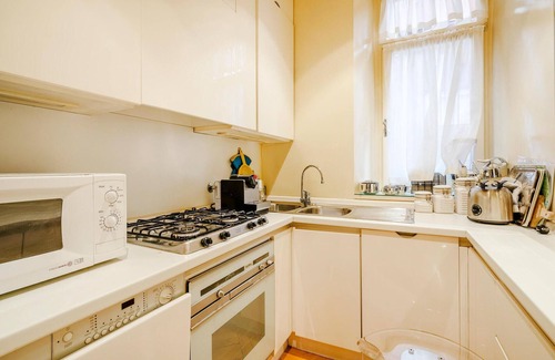 Rione V Ponte Apartment | Central, authentic apartment in the heart of Rome.