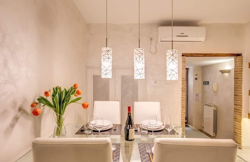 Rione III Colonna House | Deluxe Apartment with Patio - Split Level - at the Spanish Steps