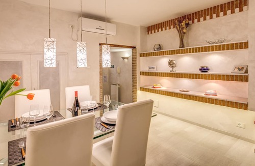 Rione III Colonna House | Deluxe Apartment with Patio - Split Level - at the Spanish Steps