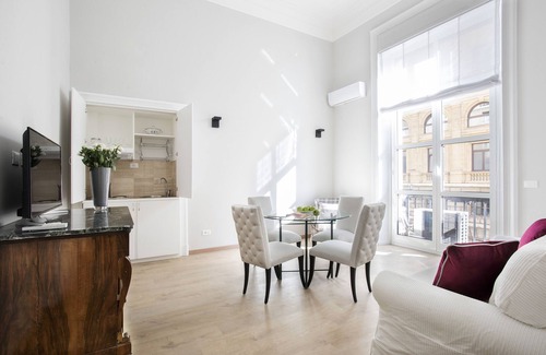 Rione II Trevi Apartment | Elegant apartment with king-size bed close to Trevi Fountain