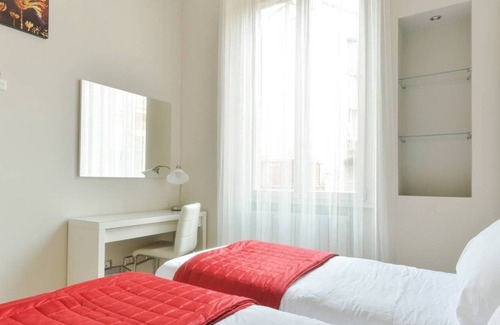 Rione IV Campo Marzio Apartment | Lata Luxury Apartment (Red)