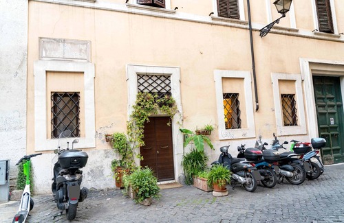 Campitelli Apartment | Original church converted into a dwelling, at the Colosseum, Historic Roman Center.