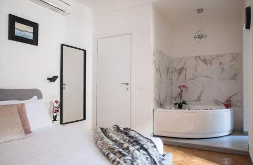 Trastevere Apartment | Pink Intimate Jacuzzi Suite Trastevere