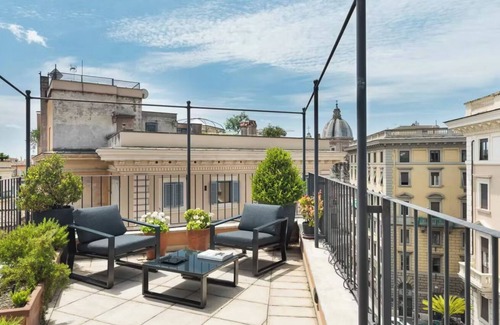 Rione V Ponte Apartment | Renaissance views: Penthouse near Castel Sant'Angelo & St. Peter's Basilica