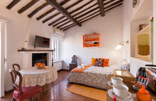 Trastevere Apartment | Roman Holiday Wine House