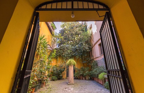 Trastevere House | Roman house with balcony