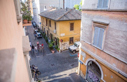 Vatican Apartment | Spacious 3-rooms flat with sunny Terrace at the Vatican!