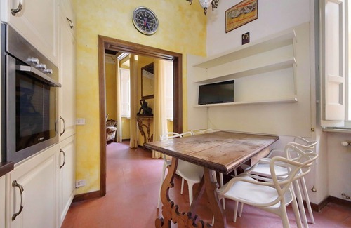 Rione IV Campo Marzio Apartment | Vantaggio 1 Bdr Close Piazza Di Spagna by Halldis