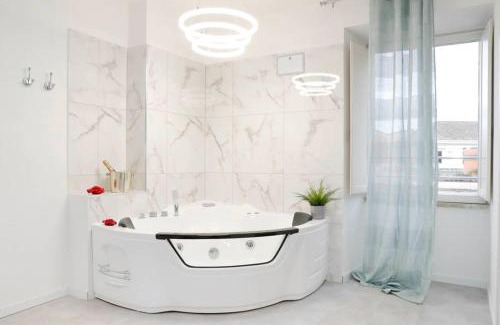 Trastevere Apartment | White Panoramic Jacuzzi Suite Trastevere