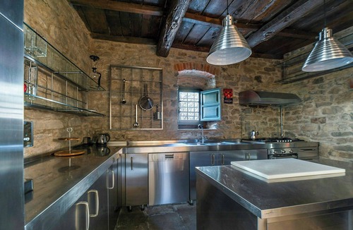 Loro Ciuffenna House | 1800s stone house with hot tub and river access
