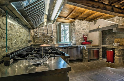 Loro Ciuffenna House | 1800s stone house with hot tub and river access