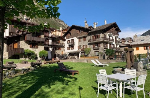 Pallusieux Apartment | 2 Rooms With Mt. Blanc View and Garden