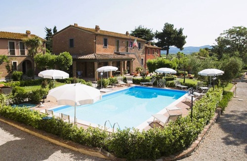 Castagneto Carducci Apartment | 50 sqm apartment located on the first floor consisting of a living room with double sofa bed and satellite TV, equipped kitchenette, refrigerator.A double bedroom, a bedroom with two single beds and bathroom. Private parking.