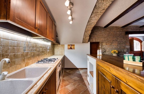 Spello Apartment | A comfortable 90 sqm apartment, accommodating up to 5 people, spread over two levels connected by an internal staircase.The property is located in Spello, a characteristic village on the slopes of Mount Subasio, close to the historic center and in a Limi