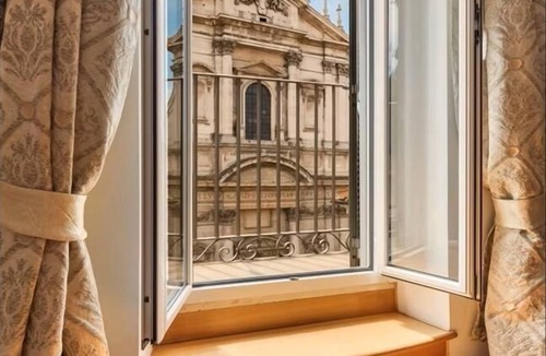 Rome City Centre Apartment | A REFINED HARMONY OF ROMAN CHARACTER JUST 5 MINS FROM PANTHEON & TREVI OUNTAIN