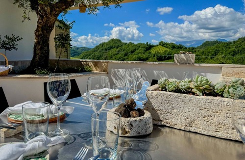 Comunanza Villa | About 30 minutes from Ascoli Piceno, Villa Ondina is a charming retreat with private pool