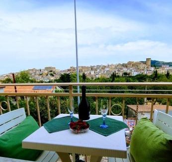 Tricarico Apartment | Accoglienza autentica, parcheggio e vista su Tricarico in Basilicata, Io Sono Qui