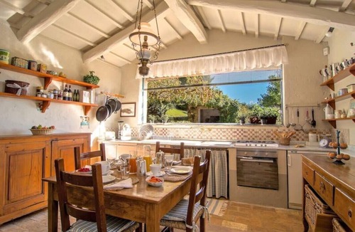 Saragano Villa | Adorable Posh Villa Overlooking Umbrian Hills