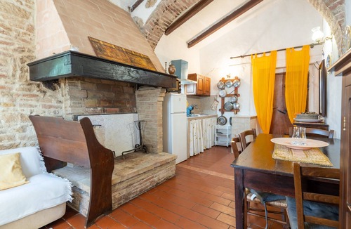 Trequanda Apartment | Agriturismo La Fonte di Trequanda – Il Focolare Apartment with Pool
