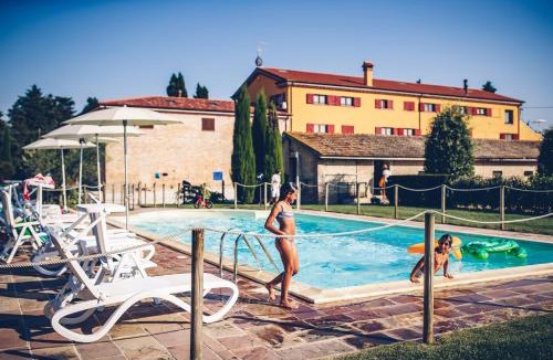 San Lorenzo in Campo Apartment | Agriturismo Miralbello