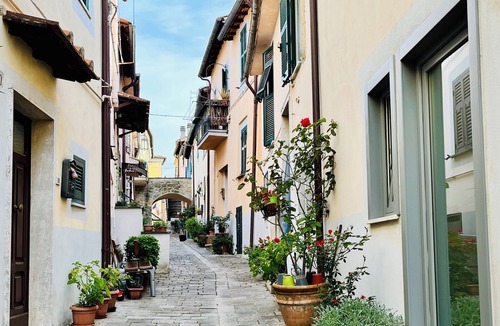 Piansano House | Alley house