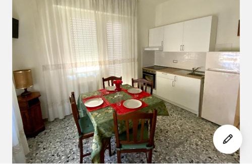 Pineto Apartment | Alloggio 4 e 5 in centro, con giardino, a 150 m dal mare