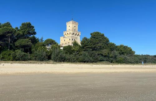 Pineto Apartment | Alloggio 4 e 5 in centro, con giardino, a 150 m dal mare