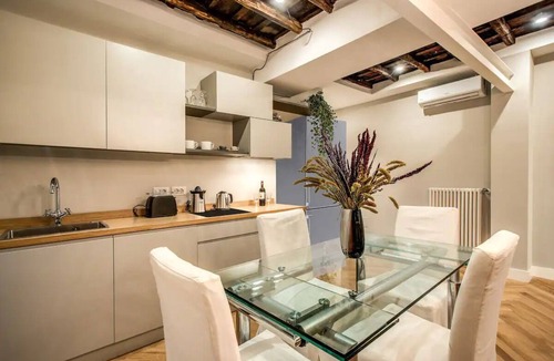 Rione III Colonna Apartment | Amazing Location, One Short Block From The Main Street In Trevi Fountain