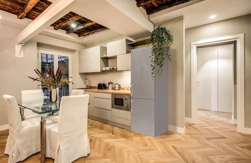 Rione III Colonna Apartment | Amazing Location, One Short Block From The Main Street In Trevi Fountain