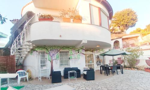 Licola House | Amorevole villa con terrazza e doccia esterna