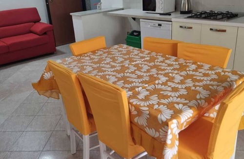 Macerata Campania Apartment | Ampia cucina ben arredata e balconi esterni