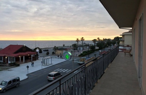 Gizzeria House | Ampio Appartamento a 20 Metri dal Mare con Ampio Balcone Vista Mare