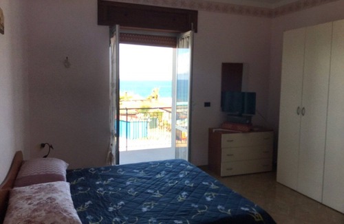Gizzeria House | Ampio Appartamento a 20 Metri dal Mare con Ampio Balcone Vista Mare