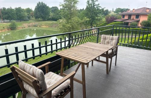 Fubine Apartment | Ampio Appartamento con vista lago, sauna e camino Golf club Margara