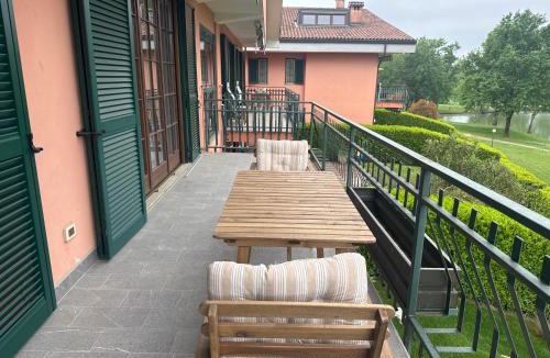 Fubine Apartment | Ampio Appartamento con vista lago, sauna e camino Golf club Margara