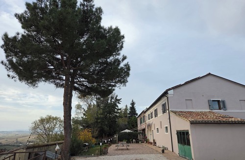 Agugliano Apartment | Ancient eco-sustainable farmhouse: between sea and nature