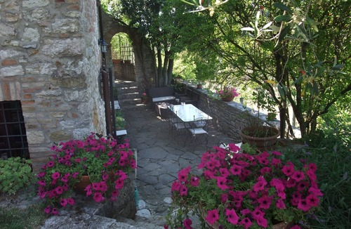 Corciano House | Ancient rock house with garden,situated in the centre,with view of Umbria
