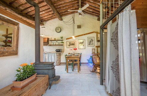 Radicondoli Apartment | Antique Barn Studio with Pool