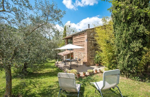 Radicondoli Apartment | Antique Barn Studio with Pool
