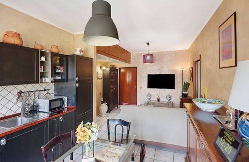 Fuorigrotta Apartment | Antonio's Home: Pet-Friendly Retreat