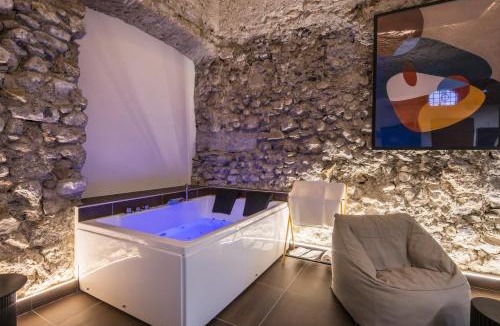 Historical Downtown Salerno Apartment | Antrum Suite