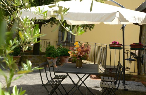 Civitella in Val di Chiana Apartment | Apartment Ortensia - Podere Del Griccia with Shared Pool, Wi-Fi and Air Conditioning