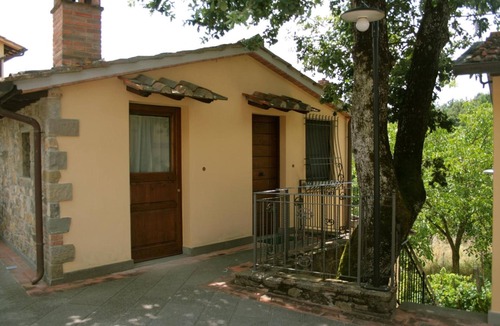 Civitella in Val di Chiana Apartment | Apartment Ortensia - Podere Del Griccia with Shared Pool, Wi-Fi and Air Conditioning