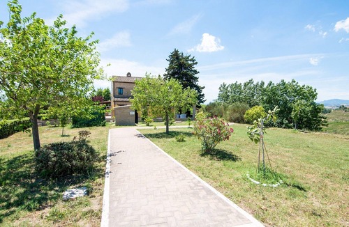 San Savino Apartment | Apartment near Assisi with pool and hot tub