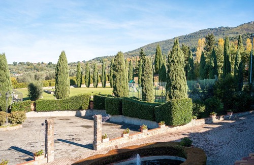 San Donato in Fronzano Apartment | Apartment '37 B Fattoria Degli Usignoli' with Shared Pool, Wi-Fi and Air Conditioning