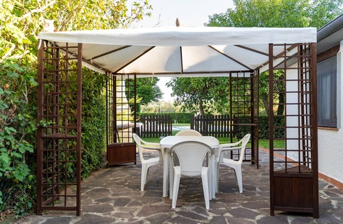 Campagnatico Apartment | Apartment 'Alloro' with Shared Pool, Wi-Fi and Air Conditioning