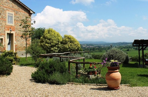 Pergine Valdarno House | Apartment ARANCIONE with private entrance, equipped garden and shared pool.